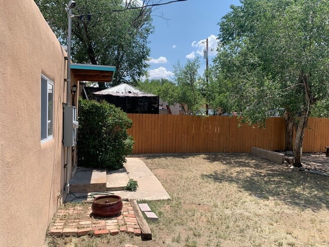 Building Photo - Renovated Santa Fe Home!!