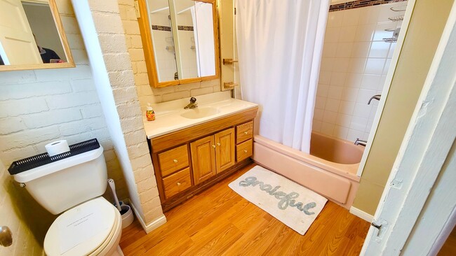 Building Photo - Adorable 2 bed 1 bath home with great views!