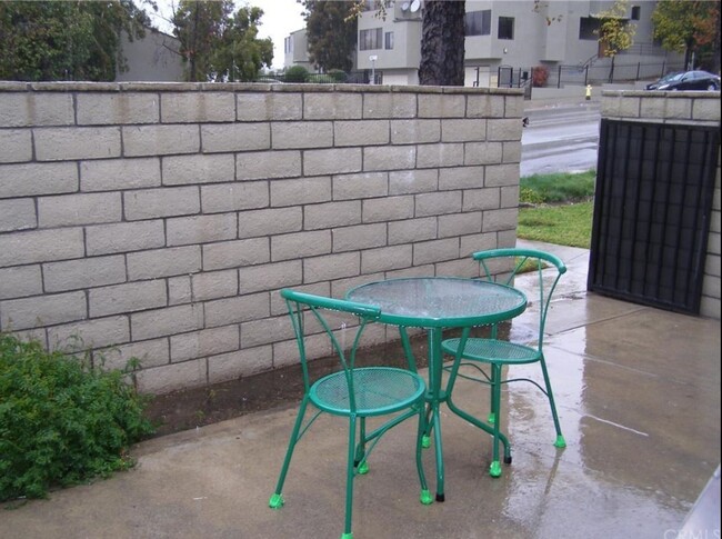 Building Photo - 2 Bed, 1 Bath Condo with a view of the hills!