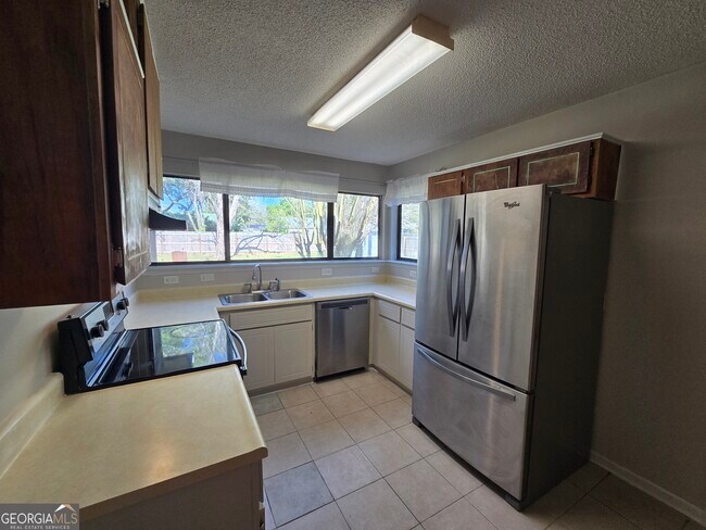 Building Photo - 425 Sunnyside Dr