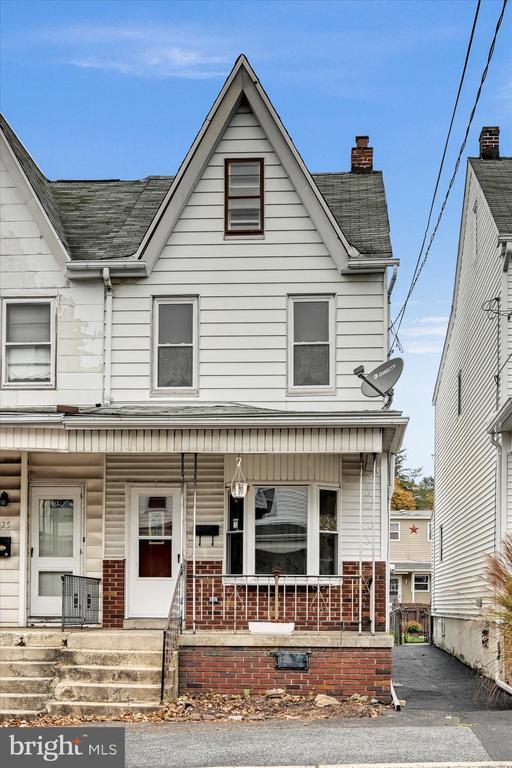 Building Photo - 523 W Oak St