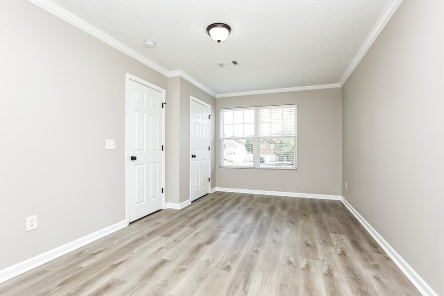 Building Photo - 5823 Roxbury Dr