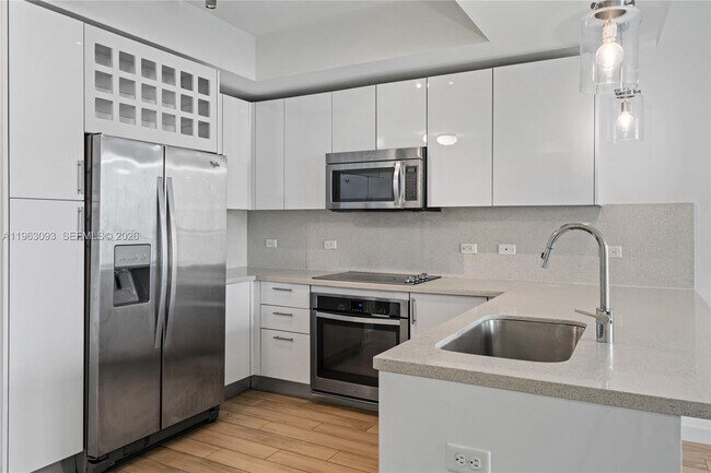 Building Photo - 999 SW 1st Ave