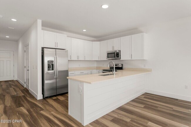 Building Photo - 7031 Patronis Dr