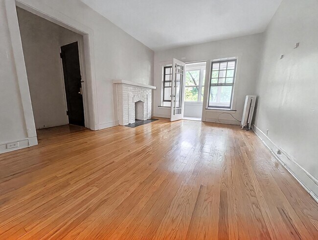 Building Photo - 1304 W Rosemont Ave