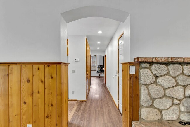 Building Photo - Mountain Lodge Home 1 Mile Away from the C...