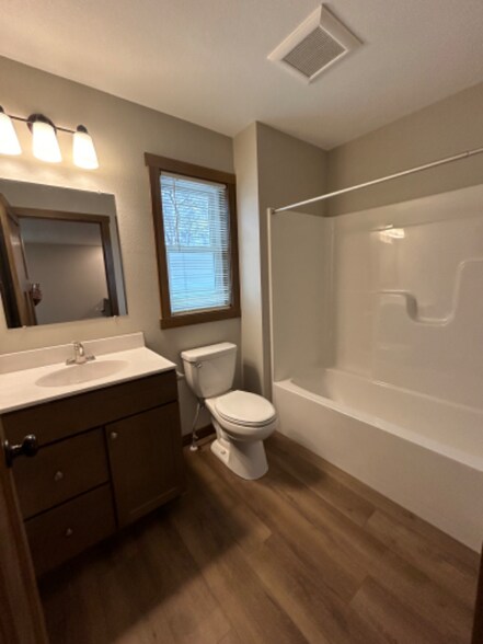 Building Photo - 1731 W 5th St