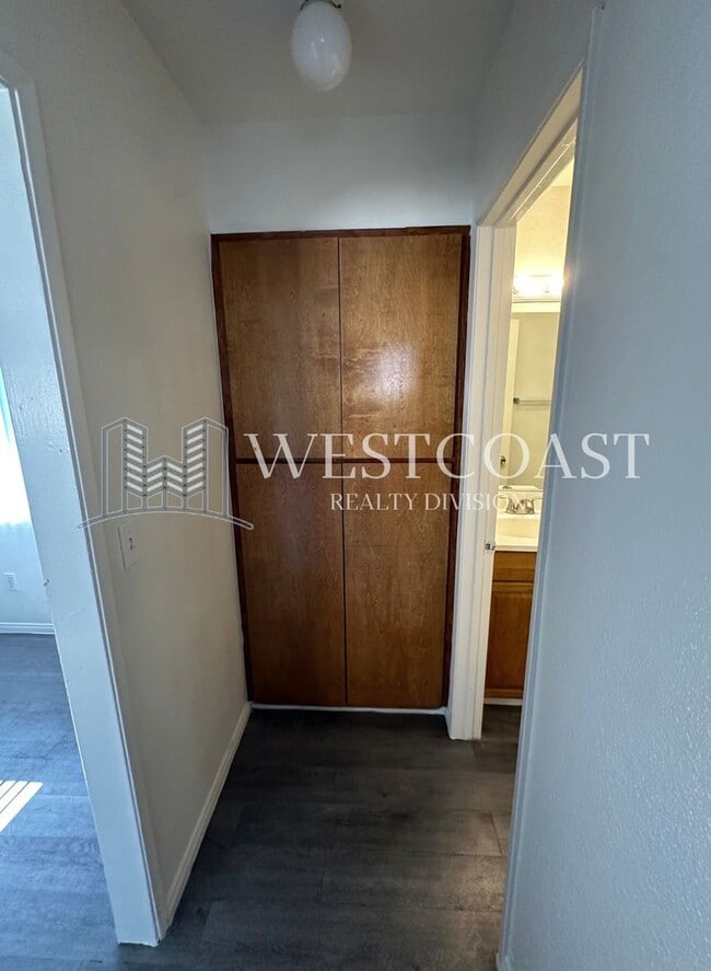 Building Photo - *** $500- OFF FIRST MONTH'S RENT *** Charming 2-Bed / 2-Bath Home in Rialto – Ideal Location & Mo...