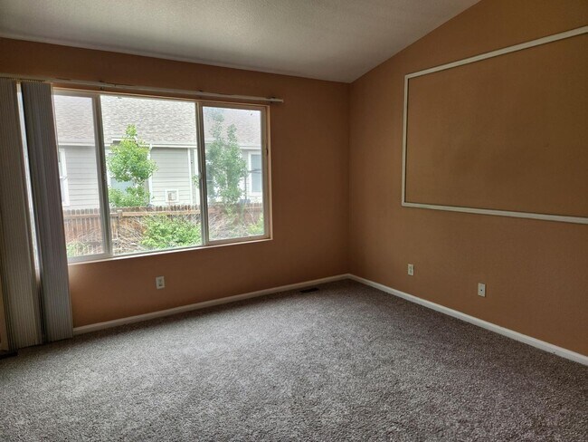 Building Photo - 3 Bedroom 2 full bathrooms in Brighton