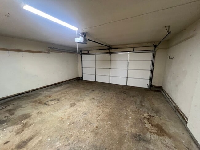 Building Photo - Well Maintained Three Bedroom Home in South Salem with Fenced Backyard