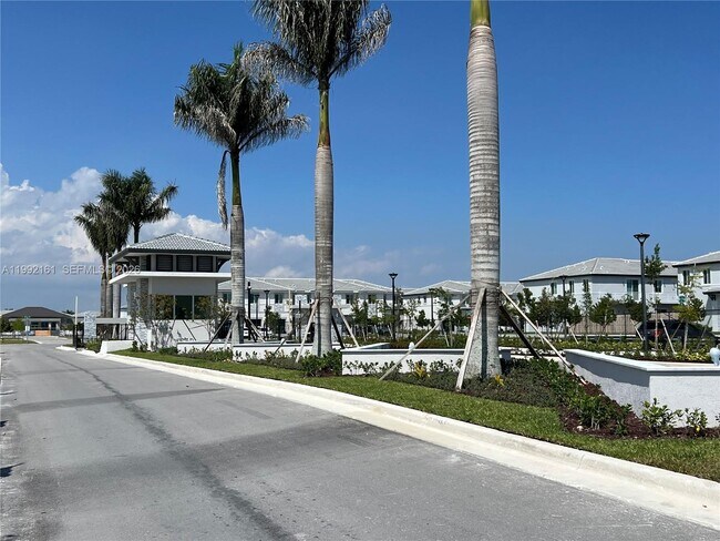 Building Photo - 680 SE 13th Ct