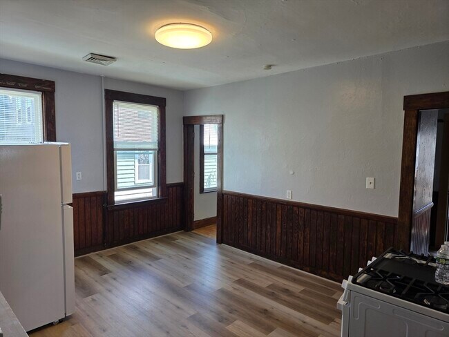 Building Photo - 2 Hillside St