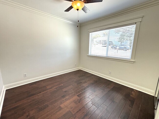 Building Photo - Adorable Beach-Close 2 Bedroom Bungalow in...