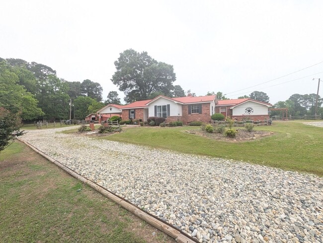 Building Photo - Charming Raindrop Hill Farmhouse on Gibson Lane - All Utilities Included
