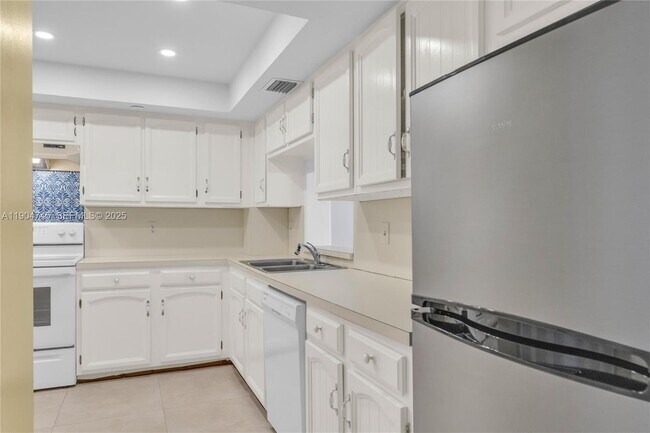 Building Photo - 3200 Port Royale Dr N