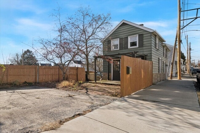Building Photo - Charming 2-Bedroom Single-Family Home with off Street Parking