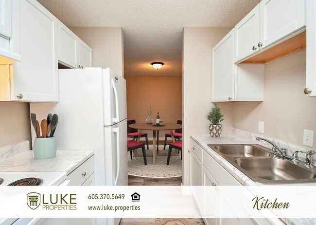 Building Photo - 405 S Sycamore Ave