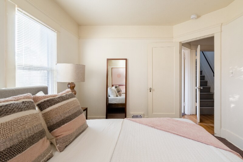 Building Photo - 2036-2038-2038 SE Morrison St