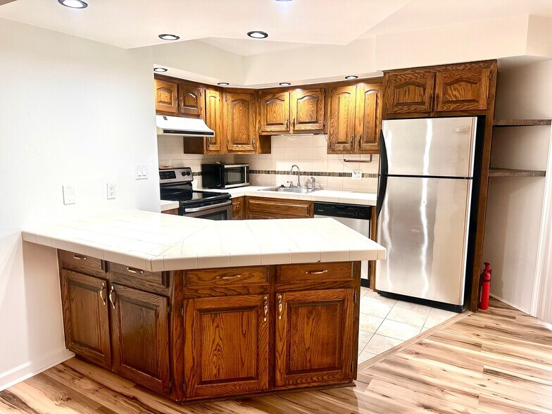 Building Photo - 4210 Pinehurst Cir