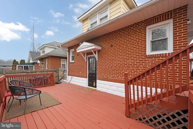 Building Photo - 22 W 6th Ave