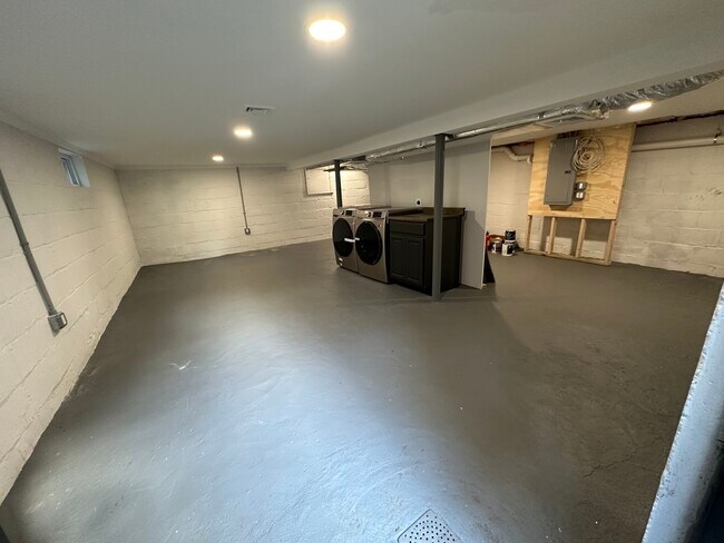 Building Photo - 119 W Rogues Path