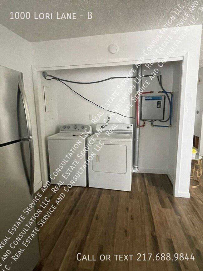 Building Photo - 1000 Lori Ln