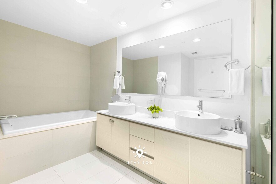 Building Photo - 2602 E Hallandale Beach Blvd