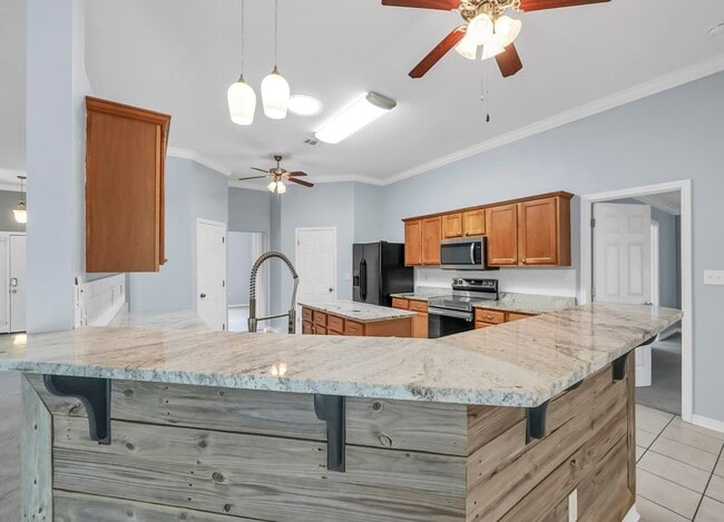 Building Photo - 5897 Saratoga Dr