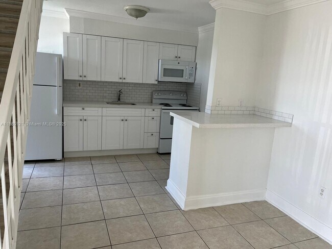 Building Photo - 3901 SW 109th Ave