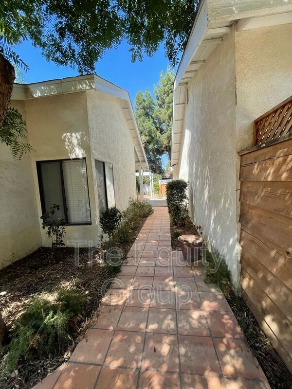 Building Photo - 1615 E Castlecrest Ave