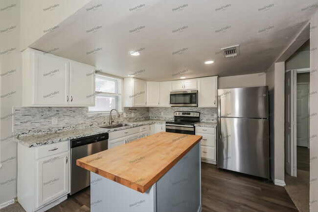 Building Photo - 3916 Wendover Dr
