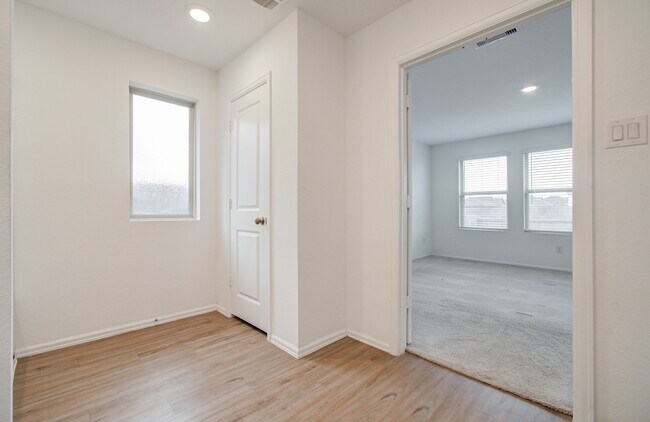 Building Photo - 9211 Redwood Br Dr