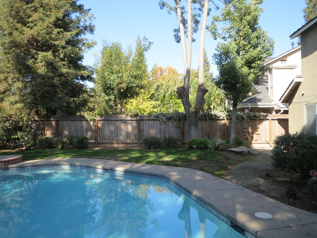 Building Photo - 2-Story home in NE Fresno w/ pool, a nice ...