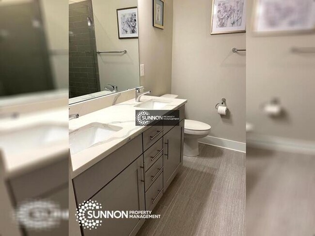 Building Photo - Modern 2 BR 2.5 BA Townhome with Rooftop D...