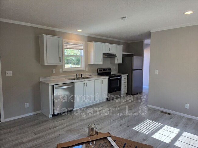 Building Photo - 212 Rosewood Ave