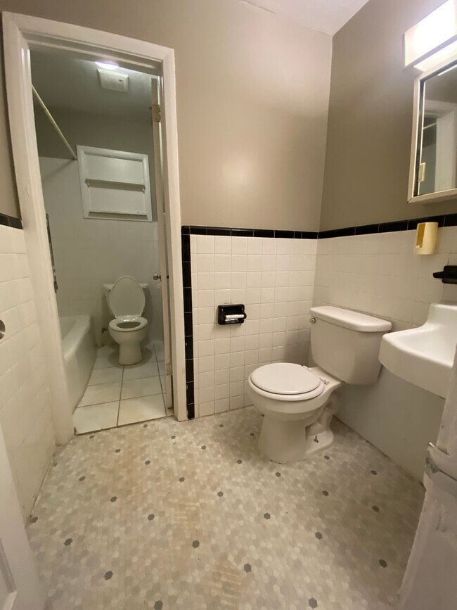 Building Photo - **AVAILABLE NOW**3 Bedroom / 1.5 Bathroom ...