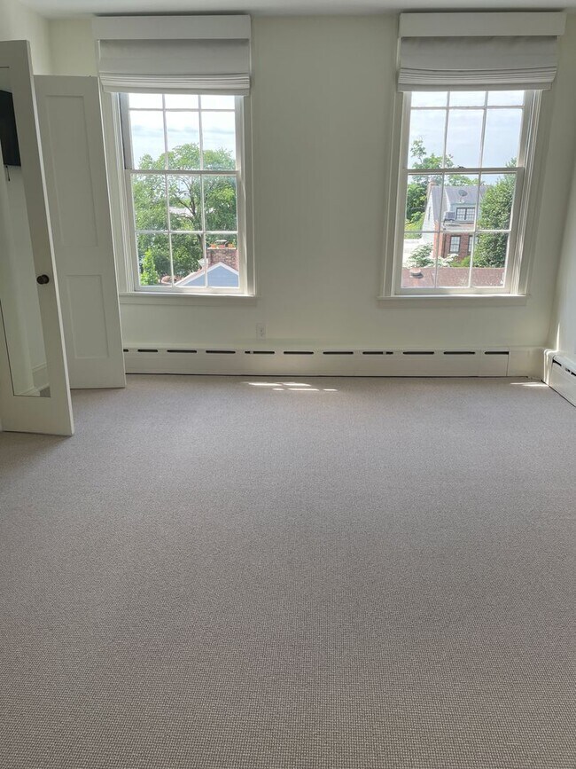 Building Photo - Georgetown Splendor with Garage Parking