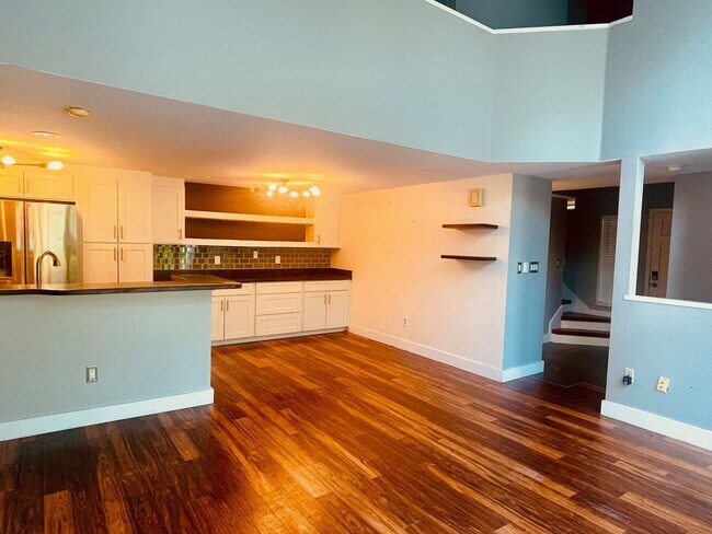 Building Photo - Partly Furnished 3-bedroom, 3-bath condo a...