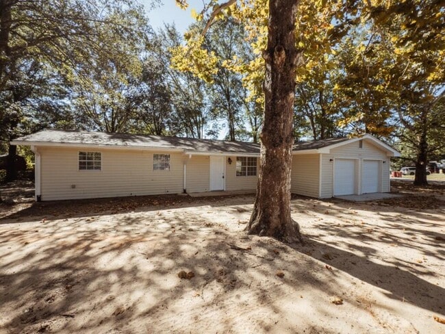 Building Photo - 201 Amellia Pl