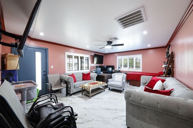 Building Photo - FOR RENT Fully Remodeled 4 Bed / 3 Bath Ho...