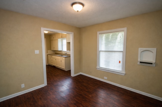 Building Photo - Spacious Cozy Home in Eastlawn