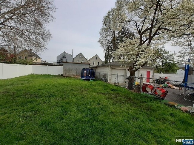 Building Photo - 98 Willard St