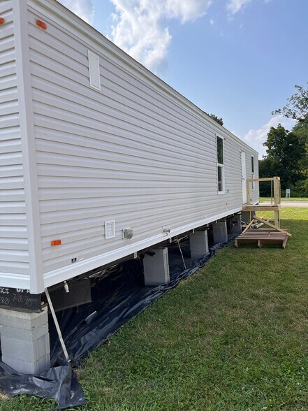 Back view - 52 Meadowview Ln