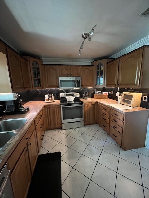 Large kitchen with lots of cabinets & storage. - 30 W Par St