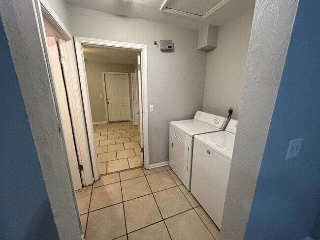 Building Photo - Perfect 1 Bedroom 1 Bathroom With Fenced In Backyard!
