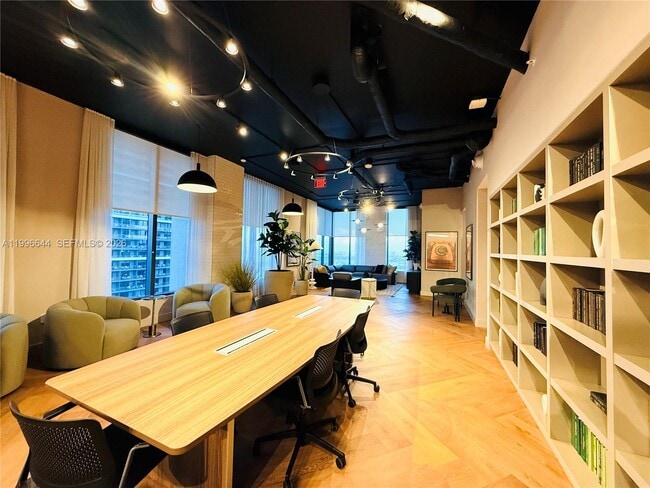 Building Photo - 121 NE 5th St