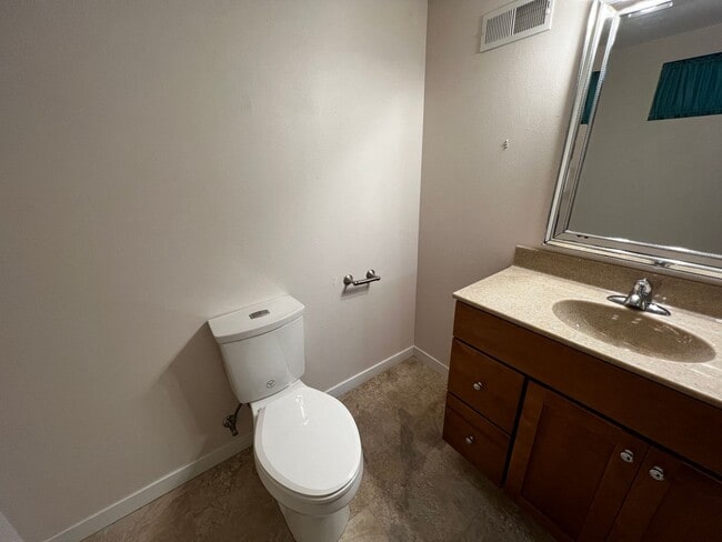 Building Photo - 3 Bedroom 2 Bath House For Rent