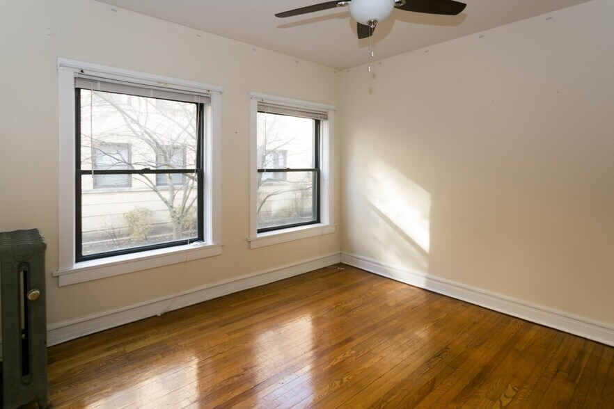 Building Photo - 700 W Cornelia Ave