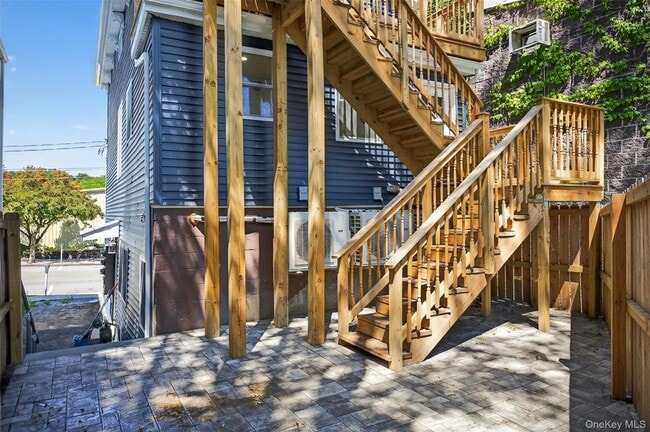 Building Photo - 165 W Main St