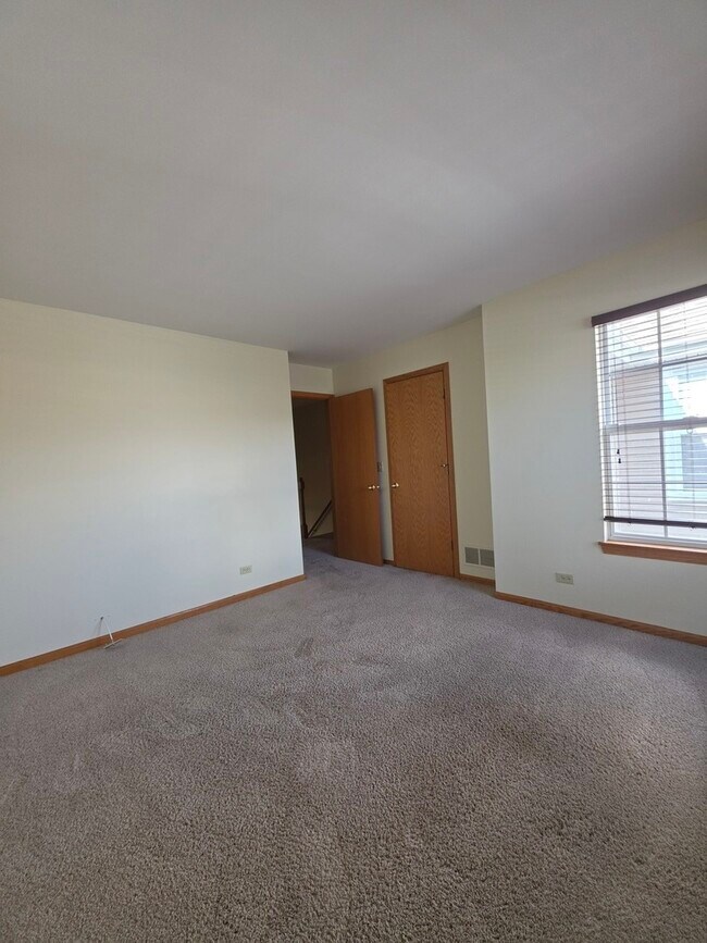 Building Photo - 10 Waverly Ct